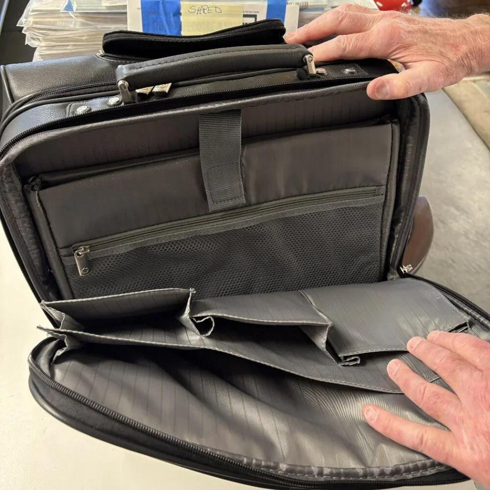 Franklin Covey Genuine Leather Rolling Office /Suitcase